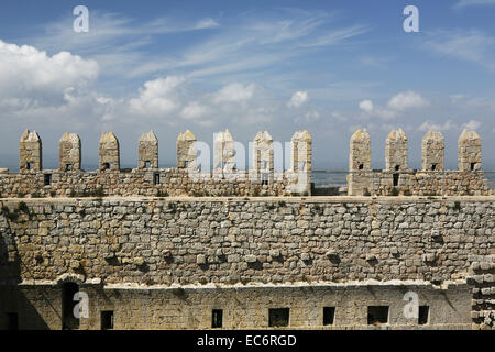 I pinnacoli merli su la fortezza el castell del montgri 12941301 Torroella de montgri girona Catalogna Spagna provincia Foto Stock