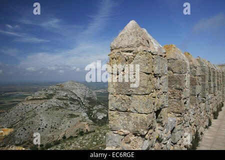 I pinnacoli merli su la fortezza el castell del montgri 12941301 Torroella de montgri girona Catalogna Spagna provincia Foto Stock