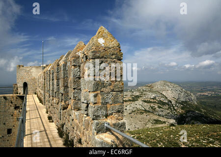 I pinnacoli merli su la fortezza el castell del montgri 12941301 Torroella de montgri girona Catalogna Spagna provincia Foto Stock