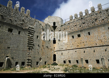 Il patio interno di pinnacoli merli su la fortezza el castell del montgri 12941301 Torroella de montgri girona catalogna Foto Stock