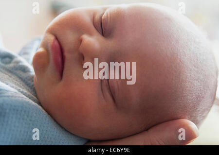 Un genitore in possesso di loro da più di un mese il bambino maschio con la sindrome di Down Foto Stock