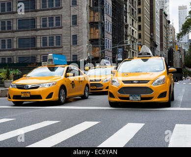 Taxi sulla Quinta Avenue in New York. Foto Stock