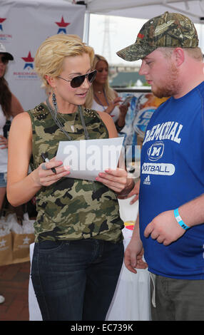 Kellie Pickler incontrare e salutare a Redneck Riviera al 2014 CMA Music Festival Nashville con: Kellie Pickler dove: Nashville, Tennessee, Stati Uniti quando: 06 Giu 2014 Foto Stock