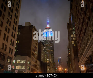 New York, Stati Uniti d'America. 09Dec, 2014. L'Empire State Building di New York è illuminato con i colori della Union Jack su Martedì, Dicembre 9, 2014 in onore della visita di il Duca e la Duchessa di Cambridge a New York. La coppia reale ha visitato l'attrazione iconica della parte precedente della giornata. Credito: Richard Levine/Alamy Live News Foto Stock