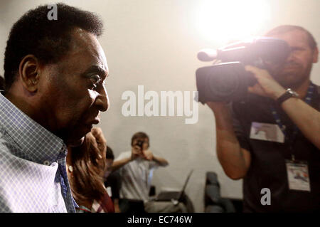 Sao Paulo, Pelé. 9 Dic 2014. Il brasiliano ex calciatore Edson Arantes do Nascimento, meglio noto come Pelé, arriva per una conferenza stampa in Sao Paulo nel Dicembre 9, 2014. Pele è risalito bene dalla sua malattia di rene e ospedale di sinistra il martedì dopo aver ricevuto il trattamento per due settimane. © Rahel Patrasso/Xinhua/Alamy Live News Foto Stock