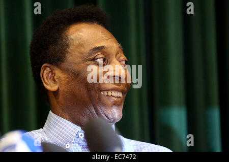 Sao Paulo, Pelé. 9 Dic 2014. Il brasiliano ex calciatore Edson Arantes do Nascimento, meglio noto come Pelé, sorrisi durante una conferenza stampa a Sao Paulo nel Dicembre 9, 2014. Pele è risalito bene dalla sua malattia di rene e ospedale di sinistra il martedì dopo aver ricevuto il trattamento per due settimane. © Rahel Patrasso/Xinhua/Alamy Live News Foto Stock