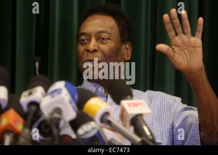 Sao Paulo, Pelé. 9 Dic 2014. Il brasiliano ex calciatore Edson Arantes do Nascimento, meglio noto come Pelé, gesti durante una conferenza stampa a Sao Paulo nel Dicembre 9, 2014. Pele è risalito bene dalla sua malattia di rene e ospedale di sinistra il martedì dopo aver ricevuto il trattamento per due settimane. © Rahel Patrasso/Xinhua/Alamy Live News Foto Stock