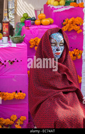 La Catrina avvolto in un colorato di rosso scialle di dia de los Muertos, una celebrazione per onorare i morti, a Queretaro, Messico Foto Stock