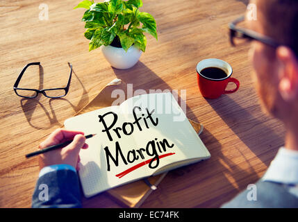 Uomo con una nota e una parola del margine di profitto Foto Stock