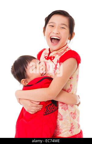 Felice cinese di bambine e dando un altro abbraccio Foto Stock