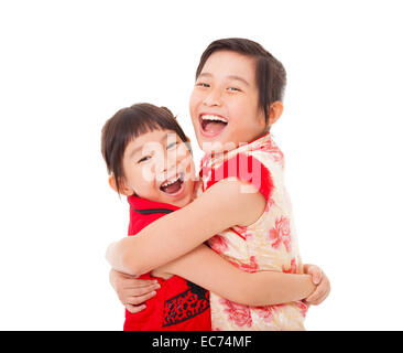 Felice cinese di bambine e dando un altro abbraccio Foto Stock