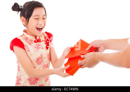 Felice asian bambina ha ricevuto busta rossa per il capodanno cinese Foto Stock