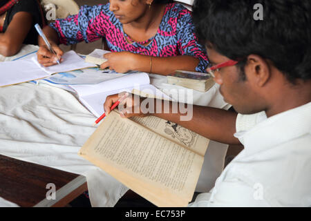 Gli studenti che studiano inglese alla foglia di tè scuola di visione in Maskeliya, Sri Lanka Foto Stock