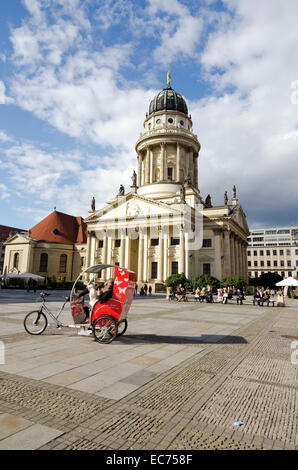 Berlino, Germania - 28 settembre: Cattedrale francese e la piazza Gendarmenmarkt il 28 settembre 2013 a Berlino, Germania. La piazza Foto Stock
