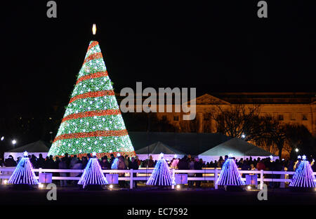 Washington, Distretto di Columbia, Stati Uniti d'America. Il 7 dicembre, 2014. I visitatori potranno gustarsi l albero di Natale sulla Casa Bianca Ellisse a Washington. © Chuck Myers/ZUMA filo/Alamy Live News Foto Stock