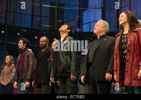 New York, NY, STATI UNITI D'AMERICA. 9 Dic 2014. Sting (terza da sinistra) in corrispondenza di una apparizione pubblica per Sting si unisce a calco dell'ultima nave in Broadway, Neil Simon Theatre di New York, NY Dicembre 9, 2014. Credito: Lev Radin/Everett raccolta/Alamy Live News Foto Stock