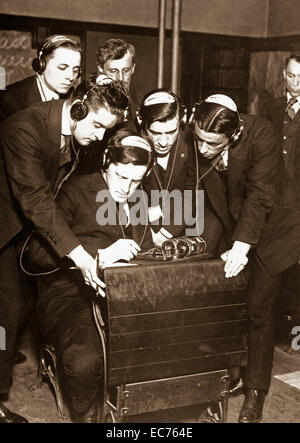 Il governo si preparano gli uomini per la radio opera sotto la direzione di federale di pensione professionale. Studente di trasmettere un messaggio a quattro dei suoi compagni di classe nella classe camera presso la sera Stuyvesant High School, N.Y. Aprile 1918. Ca. 1918. Foto Stock