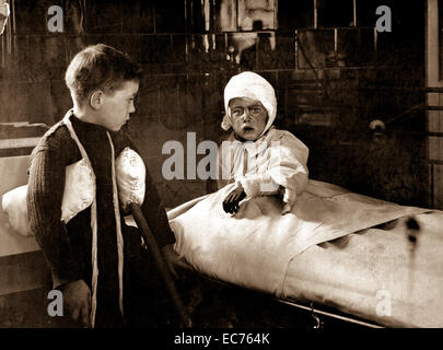 Il grande raid aereo su Londra. Alcuni dei feriti a scuola i bambini in un ospedale. Ca. 1915. Funzionario britannico Fotografia Foto Stock