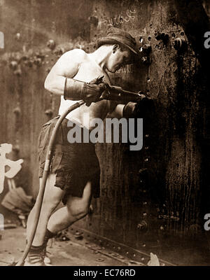 Rivettatrice a lavorare a Hog Island cantiere navale. In Pennsylvania, 1918. Foto Stock