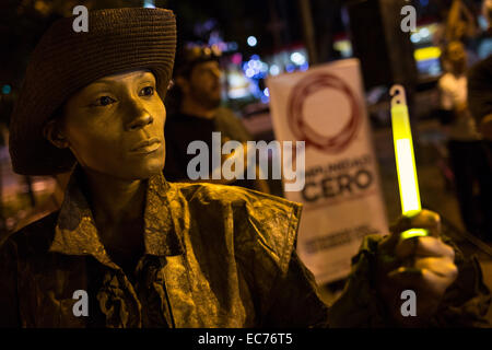 Santo Domingo, Repubblica Dominicana. 9 Dic 2014. Un residente prende parte a una protesta contro la corruzione e l impunità nel contesto della Giornata internazionale contro la corruzione in Santo Domingo, Repubblica Dominicana, il 9 dicembre 2014. La Giornata Internazionale contro la corruzione viene celebrata ogni anno il 9 dicembre. © Fran Afonso/Xinhua/Alamy Live News Foto Stock