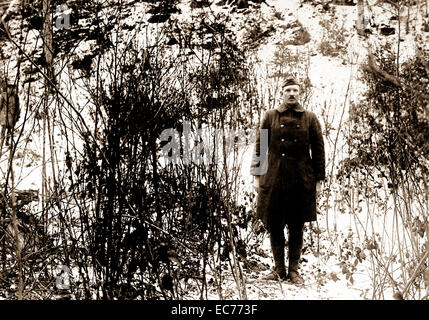 Sergt. Alvin C. York, 328fanteria, che con l aiuto di 17 uomini, catturato 132 prigionieri tedeschi; mostra collina su cui il raid ha avuto luogo (8 ottobre 1918). Argonne Foresta, Vicino Cornay, Francia. Febbraio 7, 1919. Foto Stock