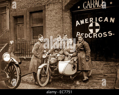 La Croce Rossa americana in Gran Bretagna. Una unità del famoso 'Flying Squadron' priding se stessi di essere in grado di ottenere in modo entro tre minuti del tempo viene ricevuta una chiamata. Ca. 1918. Foto Stock