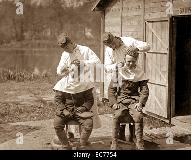 Il taglio di capelli al camp. 166ospedale da campo, Baccarat, Francia. Il 15 maggio 1918. Foto Stock