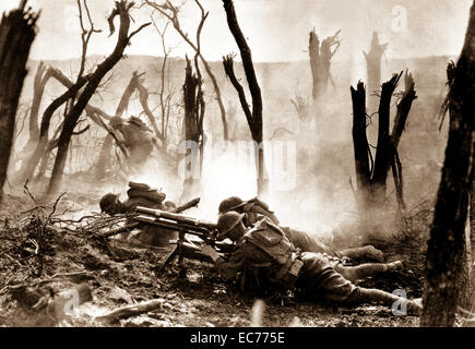 Equipaggio di pistola dal quartier generale del reggimento Company, XXIII fanteria, sparando 37mm pistola durante un anticipo contro il tedesco posizioni consolidate. Circa 1918. (Esercito) Foto Stock