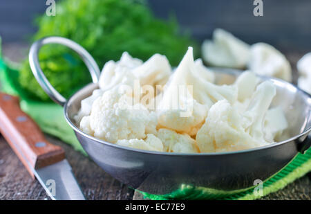 Materie cavolfiore nel recipiente di metallo e su un tavolo Foto Stock