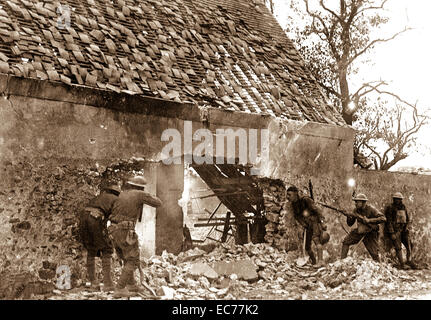 American cecchini dell'166fanteria, la caccia al nemico sul bordo esterno della città. Villers sur Fere, Francia. Luglio 30, 1918. Foto Stock