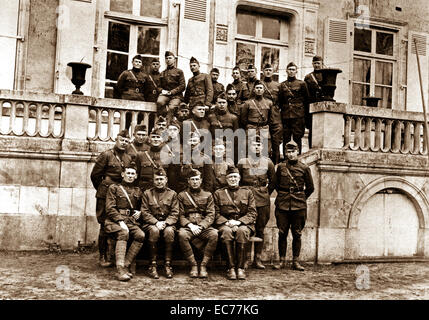 Un ritratto di gruppo degli ufficiali del 129Artiglieria di campo al quartier generale del reggimento a Chateau le Chanay vicino Courcemont, Francia, marzo 1919. Il cap. Harry Truman - futuro presidente degli Stati Uniti - seconda fila, il terzo da destra. Foto Stock