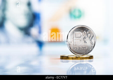 Un rublo russo moneta contro 100 us dollar banconota Foto Stock