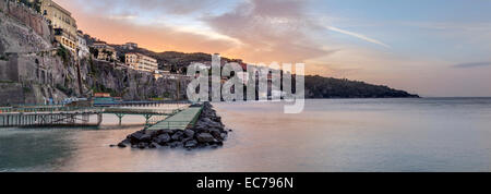 Città visto dalla Marina Piccola di Sorrento, campania, Italia Foto Stock