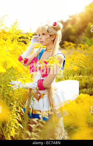 Donna che indossa il costume di Pretty Guardian Sailor Moon Foto stock -  Alamy