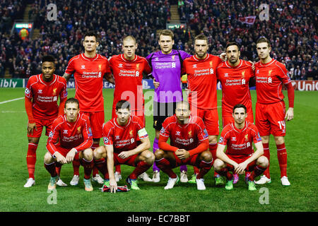 Team di Liverpool gruppo line-up, 9 dicembre 2014 - Calcio : (Top-L-R) Raheem Sterling, Dejan Lovren, Martin Skrtel, Simon Mignolet, Rickie Lambert, Jose Enrique, Giordania Henderson, (Fondo L-R) Lucas Leiva, Steven Gerrard, Glen Johnson e Joe Allen di Liverpool durante la UEFA Champions League match tra Liverpool e FC Basilea ad Anfield di Liverpool, in Inghilterra. (Foto di AFLO) Foto Stock