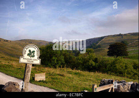 Ingresso alla proprietà del National Trust si affaccia Malham Cove nel North Yorkshire, Inghilterra Foto Stock