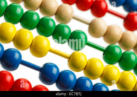 Colorate perline Abacus ordinati in vista ravvicinata. Foto Stock