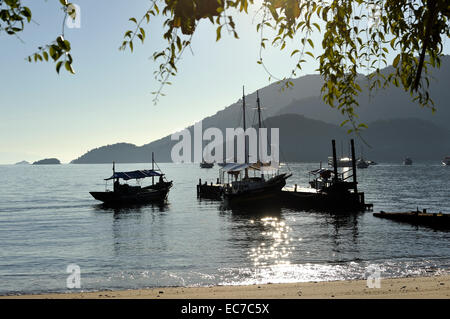 Il Brasile, Stato di Rio de Janeiro, Ilha Grande, barche da pesca a beach Foto Stock