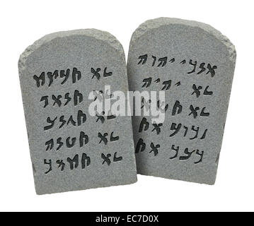 Due pietre con dieci comandamenti in Ebraico Antico isolato su sfondo bianco. Foto Stock