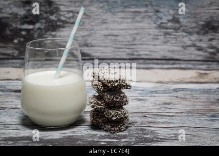 Un bicchiere di latte e la pila di biscotti al cioccolato Foto Stock