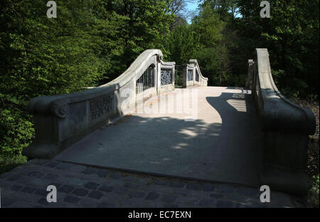 Il ponte di Wiegand nel parco pubblico di Brema. È stato costruito nel 1905 dagli architetti Wellermann Frolich e. Foto: Klaus Nowottnick Data: 26 Aprile 2011 Foto Stock