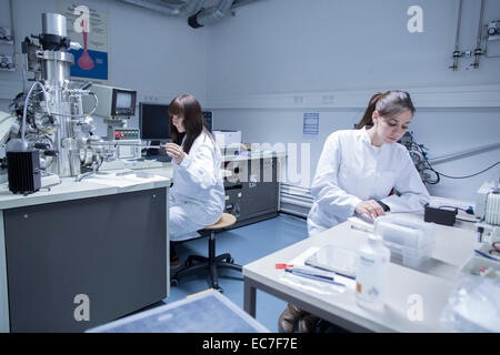 Due femmina technicans lavora in un laboratorio tecnico Foto Stock