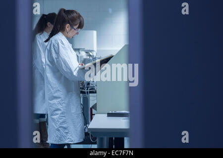 Due femmina technicans lavorando insieme in un laboratorio tecnico Foto Stock