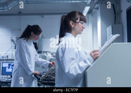 Due femmina technicans lavorando insieme in un laboratorio tecnico Foto Stock