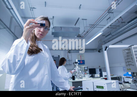 Due femmina technicans lavora in un laboratorio tecnico Foto Stock