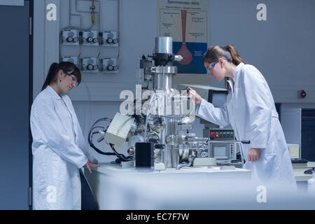 Due femmina technicans lavora in un laboratorio tecnico Foto Stock