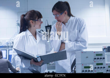 Due femmina technicans lavorando insieme in un laboratorio tecnico Foto Stock