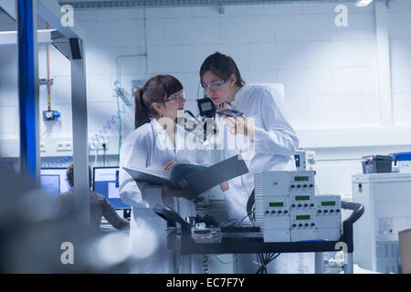 Due femmina technicans lavorando insieme in un laboratorio tecnico Foto Stock