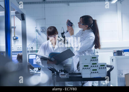 Due femmina technicans lavorando insieme in un laboratorio tecnico Foto Stock