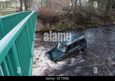 Westgate, Weardale, County Durham, Regno Unito. Mercoledì 10 dicembre 2014. Regno Unito Meteo: il conducente di questo 4x4 ha avuto la fortuna di un fuoriuscire quando il veicolo è stato spazzato via dall'alluvione durante il tentativo di attraversare un guado sul fiume usura alla Westgate in Weardale, County Durham UK Credit: David Forster/Alamy Live News Foto Stock